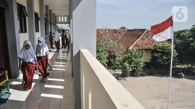 Duka Murid Belajar Tanpa Meja dan Kursi di SDN Mekarsari 05