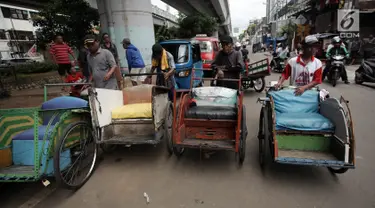 Tukang becak menunggu pendataan di Kolong Flyover Bandengan Utara, Jakarta, Kamis (25/1). Kebijakan Gubernur Anies Baswedan memperbolehkan becak beroperasi di Jakarta, telah menarik perhatian tukang becak dari luar Jakarta. (Liputan6.com/Arya Manggala)