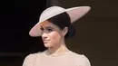 Dengan dress berwarna beige, Meghan Markle hadir di pesta kebun pada Mei 2018. (REX/SHUTTERSTOCK/HollywoodLife)