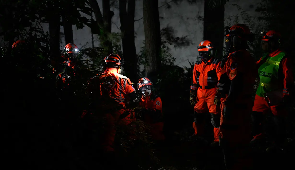 Anggota pemadam kebakaran sukarela berpartisipasi dalam latihan gempa di Guatemala City pada 2 Februari 2023. Guncangan utama diikuti oleh ribuan gempa susulan, beberapa di antaranya yang lebih besar menyebabkan kerusakan tambahan dan korban jiwa. (AFP/Johan Ordonez)