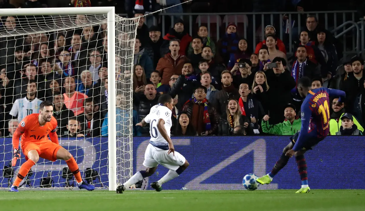 Pemain Barcelona, Ousmane Dembele (kanan) mencetak gol ke gawang Tottenham Hotspur pada matchday ke-6 Grub B Liga Champions, Stadion Camp Nou, Barcelona, Selasa (11/12). Barcelona dan Tottenham lolos ke 16 besar Liga Champions. (AP Photo/Emilio Morenatti)