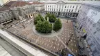 Alun-alun teater La Scala dipenuhi 172 peti mati, sama banyaknya dengan jumlah kematian di tempat kerja yang dicatat Lombardy pada tahun 2023, selama flash mob yang diselenggarakan oleh organisasi serikat pekerja UIL, di Milan, Italia, Jumat (10/5/2024). (AP Photo/Luca Bruno)