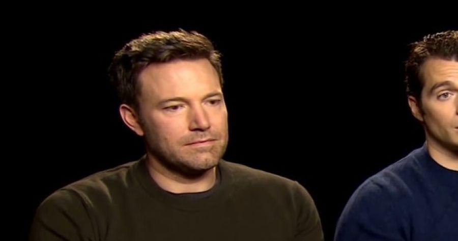 Ben Affleck saat sesi wawancara bersama Henry Cavill untuk Batman v Superman. (Moviefone)