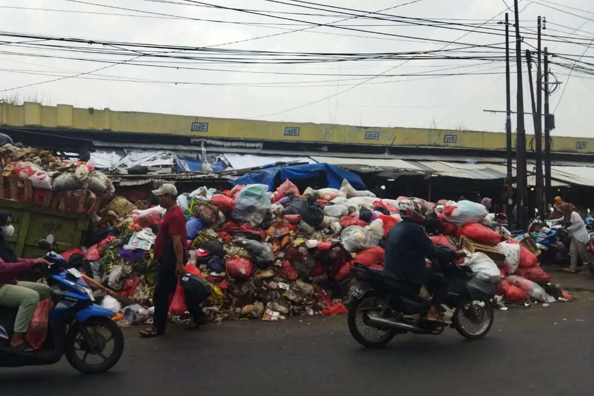 Tumpukan Sampah Menggunung di Pasar Jombang Tangsel
