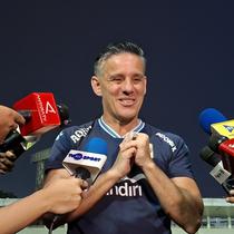 Pelatih Timnas Indonesia John Herdman berbicara kepada awak media di Stadion Madya GBK, Jakarta, Jumat (22/5/2026). (Bola.com/Hery Kurniawan)