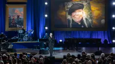 Annie Lennox tampil dalam acara penyerahan Gershwin Prize di DAR Constitution Hall Washington pada hari Rabu, 1 Maret 2023. Gershwin Prize merupakan penghargaan atas kontribusi seumur hidup seorang musisi pada musik popular. Pemenang tahun ini adalah Joni Mitchell. (AP Photo/Amanda Andrade-Rhoades)