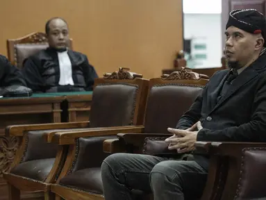 Musisi Ahmad Dhani menjalani sidang lanjutan kasus ujaran kebencian (Hate Speech) di media sosial Twitter di Pengadilan Negeri Jakarta Selatan, Senin (30/4). Sidang tersebut beragendakan tanggapan Jaksa penuntut umum. (Liputan6.com/Faizal Fanani)
