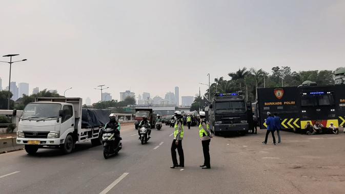 Suasana di depan gedung DPR RI, Senayan, Jakarta, jelang aksi unjuk rasa mahasiswa, Selasa (24/9/2019). (Liputan6.com/Yopi Makdori)