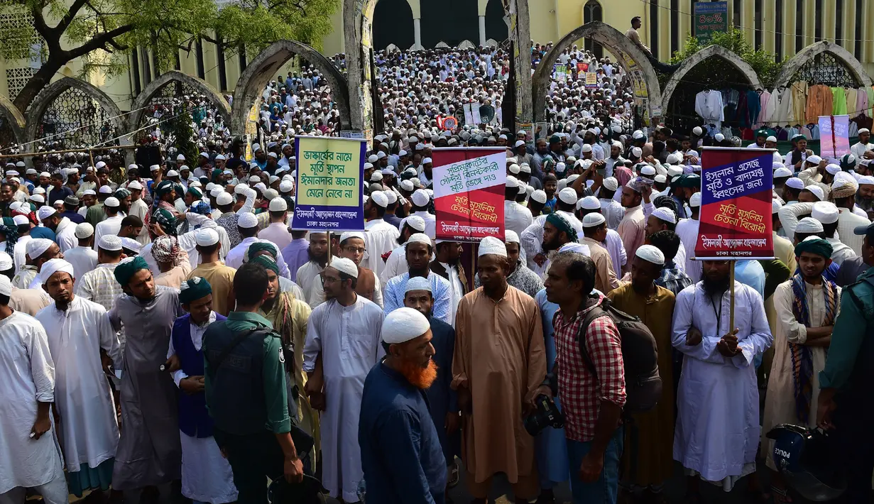 Pengunjuk rasa menuntut Patung Themis yang dipasang di depan Mahkamah Agung Bangladesh harus dihancurkan karena tidak mencerminkan budaya Islam, Dhaka, Bangladesh, Jumat (3/3). (AFP PHOTO / Stringer)