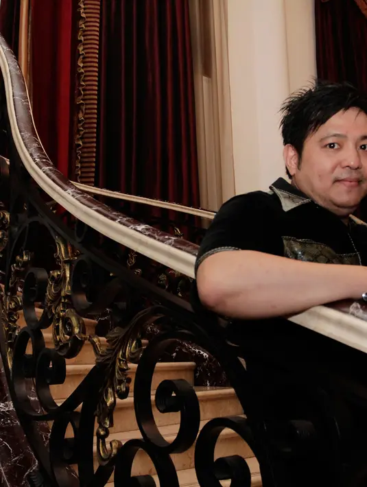 Steven mengatakan bahwa dari kelebihan dan kekurangan pasangan masing-masing harus dapat dilihat dari sisi keindahan perbedaan yang ada. Bukannya justru mencari kebahagiaan lain di luar jika menemukan kekurangan. (Andy Masela/Bintang.com)