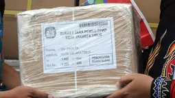 ”Alhamdulillah surat suara PPWP (pemilihan presiden dan wakil presiden) sudah kami terima di KPU kota Jakarta Timur. Jumlah yang kami terima itu 2.436.059 lembar," kata Ketua KPU Jakarta Timur Tedi Kurnia di Jakarta. (merdeka.com/Imam Buhori)