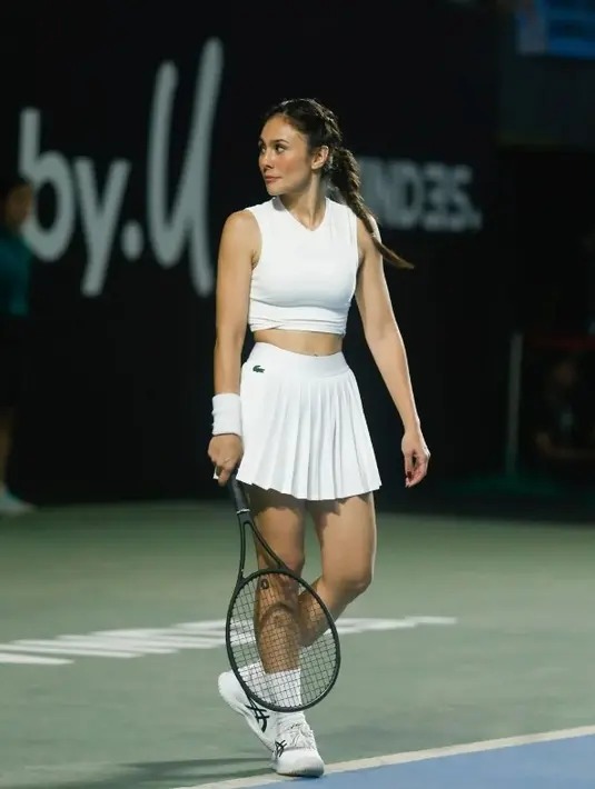 <p>Wulan Guritno bermain tenis [Instagram/wulanguritno]</p>