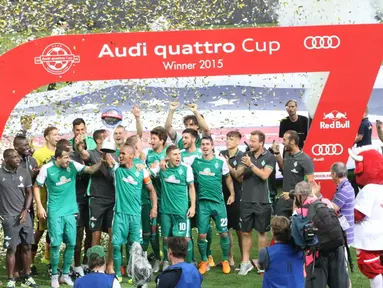 KAMPIUN – Kapten Werder Bremen, Theodor Selassie mengangkat trofi turnamen Audi Quattro Cup usai saat selebresai kemenangan di Stadion Red Bull Arena, Sabtu (11/7). (Bola.com/Reza Khomaini)