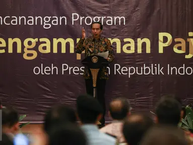 Presiden Jokowi memberikan arahan dalam pencanangan program kebijakan pengampunan pajak atau tax amnesty di Kantor Pusat Dirjen Pajak, Jakarta, Jumat (1/7). Pencanangan Program tersebut dilakukan untuk pembangunan bangsa. (Liputan6.com/Faizal Fanani)