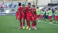 Selebrasi para pemain Timnas Indonesia U-23 merayakan gol ke gawang Australia U-23 yang dicetak Komang Teguh Trisnanda (depan) pada laga kedua Grup A Piala Asia U-23 2024 di Abdullah bin Khalifa Stadium, Doha, Qatar, Kamis (18/4/2024). (Dok. PSSI)