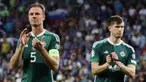 Pemain Timnas Irlandia Utara, Jonny Evans (kiri), memberikan penghargaan kepada suporter setelah pertandingan kualifikasi Euro 2024 melawan Slovenia di Stozice stadium, Ljubljana, Slovenia, Jumat (8/9/2023). (X/@NorthernIreland)
