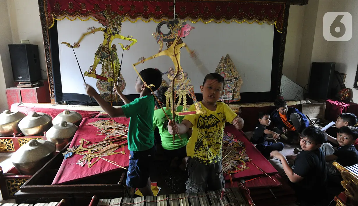 Anak-anak berlatih mendalang wayang kulit di Sanggar Nirmalasari, Cinere, Depok, Jawa Barat, Minggu (9/2/2020). Sanggar yang berdiri sejak tahun 1987 ini melatih para siswa setiap hari Minggu. (merdeka.com/Arie Basuki)