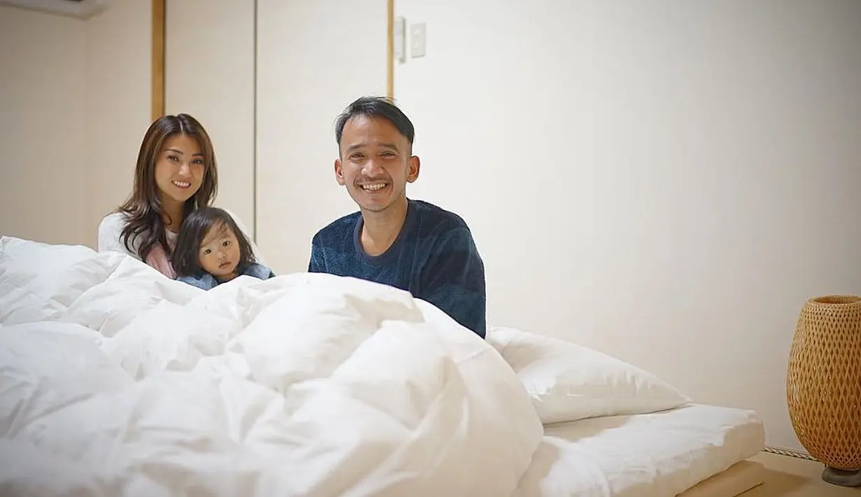 Presenter dan pemeran Ruben Onsu bersama keluarganya menikmati liburan selama beberapa hari di Jepang. Perbedaan cuaca membuat kondisi Ruben sempat menurun dan menjalani perawatan di rumah sakit empat hari. (Instagram/ruben_onsu)