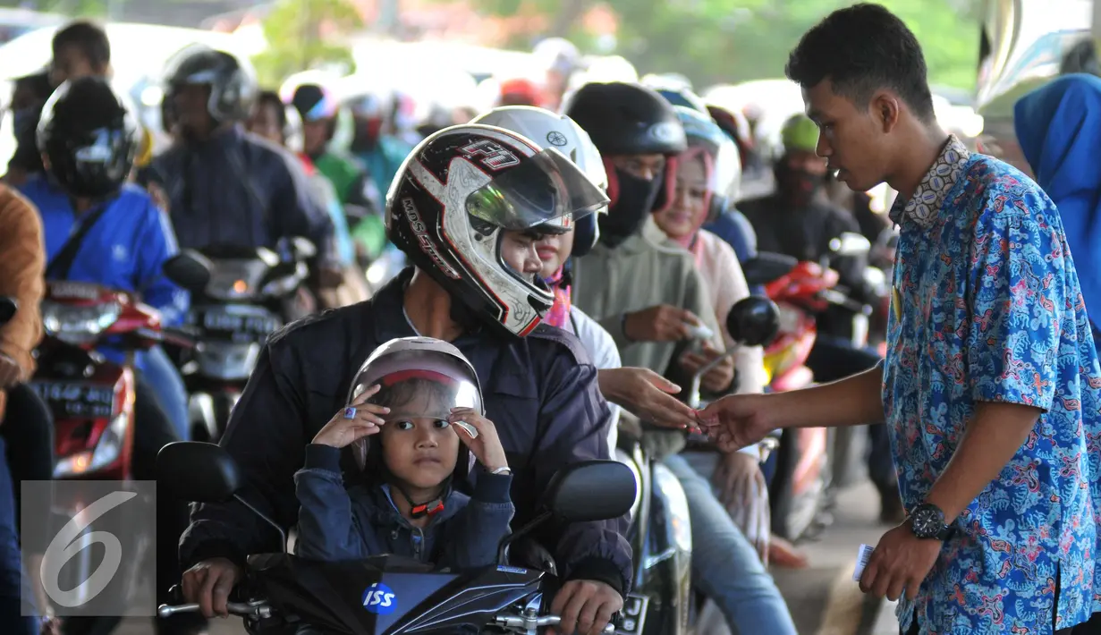 Petugas mengecek tiket masuk di pintu Utama untuk memasuki Taman Impian Jaya Ancol, Jakarta Utara, Jumat (6/5). Libur panjang dimanfaatkan warga Jakarta untuk mengunjungi objek wisata di Kawasan Ancol. (Liputan6.com/Gempur M Surya)