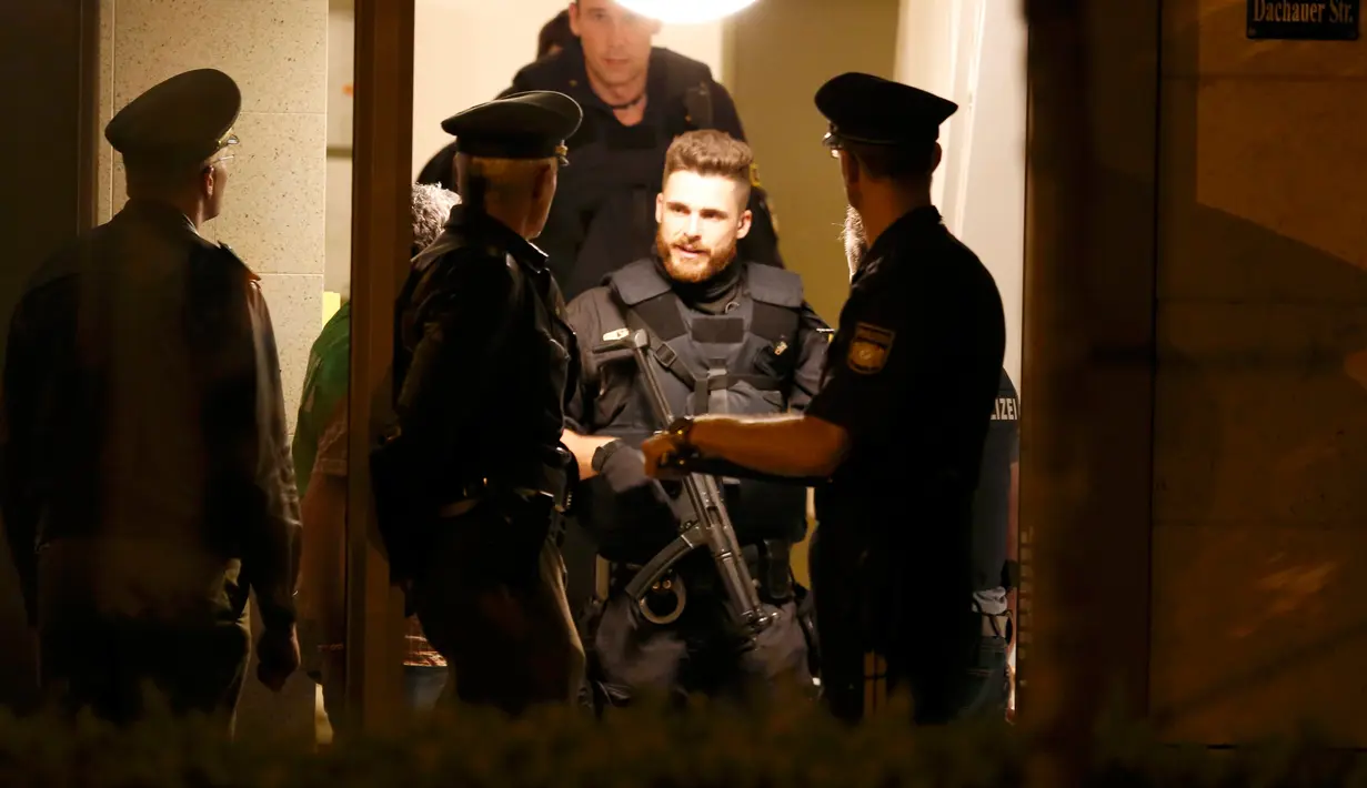 Polisi saat berada di sebuah gedung apartemen setelah penembakan di pusat perbelanjaan Olympia di Munich, Jerman, (23/7). Pusat perbelanjaan ini berada di samping stadion Munich Olympic. (REUTERS / Michael Dalder)