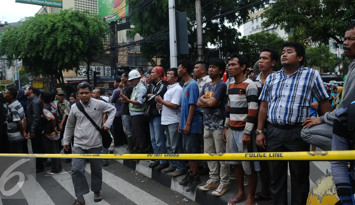 Ratusan warga memadati perempatan jalan Wahid Hasyim Jakarta atau disekitar lokasi tempat pengeboman, Kamis (14/1/2016). Beberapa ledakan dan suara senjata api terjadi di pusat ibukota Indonesia. (Liputan6.com/Helmi Fitriansyah)