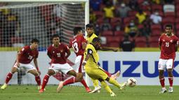 Malaysia unggul terlebih dahulu lewat gol Kogileswaran Raj di menit ke-13 yang memanfaatkan blunder Irfan Jaya. (AFP/Roslan Rahman)
