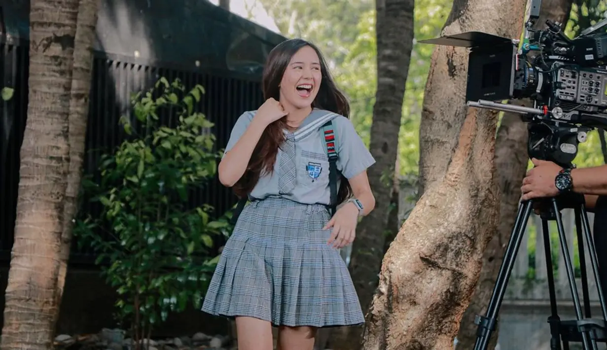 Web series Antares season 2 tersebut merupakan salah satu series yang dibintangi oleh Beby Tsabina sebelum pergi ke Amerika Serikat. Saat web series tersebut tayang, artis berusia 19 tahun ini sudah terbang ke negeri Paman Sam. Aktif lakukan promo series Antares di Instagramnya, Beby Tsabina unggah momen keseruan syuting Antares sebagai obat rindu untuk para penggemarnya. (Liputan6.com/IG/@bebytsabina)