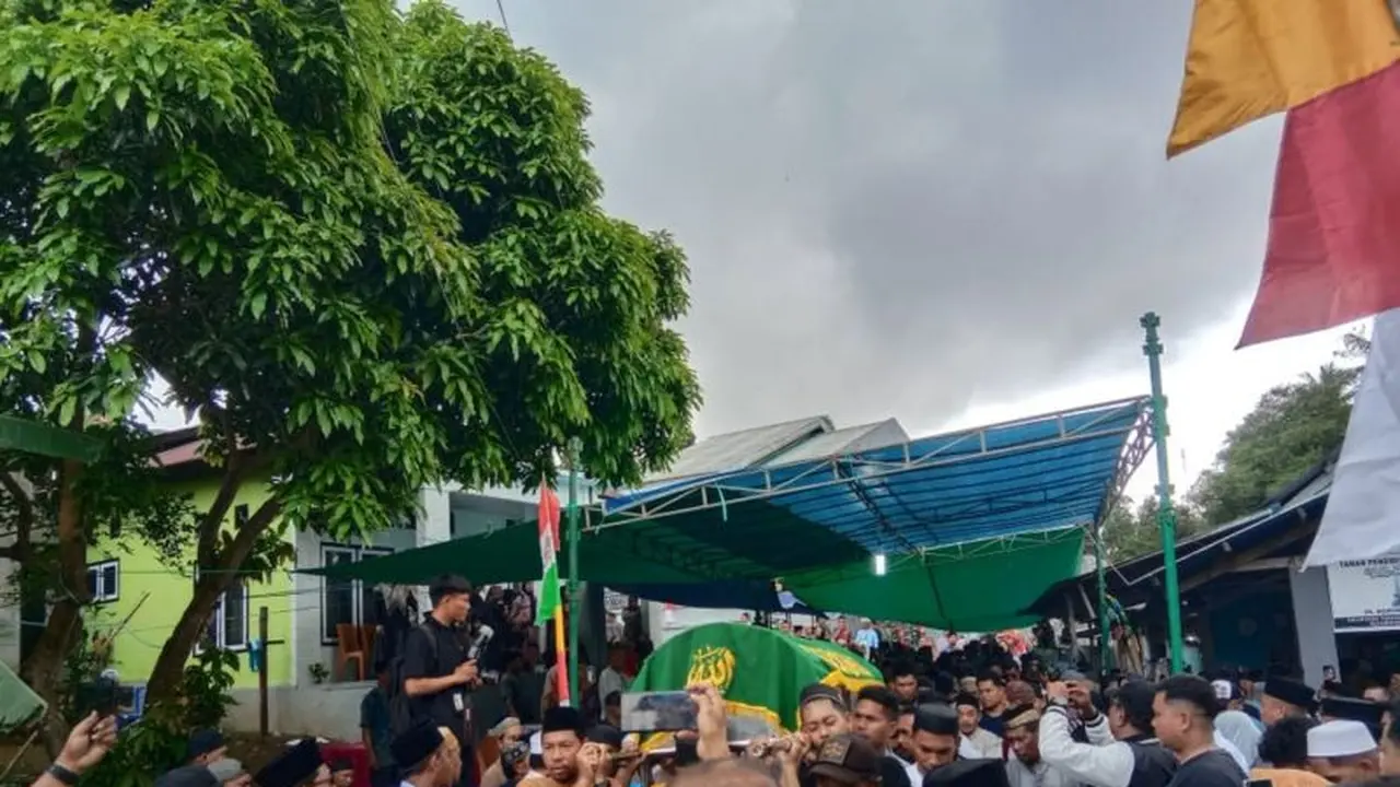 Ratusan pelayat, termasuk Wali Kota Ternate, Muhammad Tauhid Soleman datangi rumah almarhum Dehan