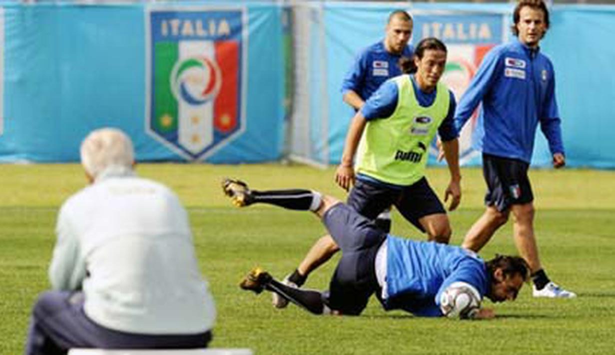Pelatih Italia, Marcello Lippi menyaksikan anak asuhnya berlatih pada 19 Juni 2009 di Pretoria. Italia akan berhadapan dengan Brasil di Piala Konfederasi, 21 Juni 2009. AFP PHOTO/VINCENZO PINTO
