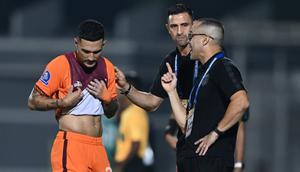 Pelatih Borneo FC Samarinda, Fabio Lefundes memberikan instruksi kepada Juan Villa di sela laga pekan ke-25 BRI Super League 2025/2026 melawan Persebaya Surabaya di Stadion Segiri, Samarinda, Sabtu (7/3/2026) malam. (Dok. Borneo FC Samarinda)