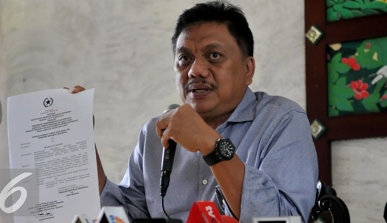 Mantan Ketua Fraksi PDIP DPR Olly Dondokambey memberikan keterangan kepada wartawan terkait pengunduran dirinya sebagai anggota DPR dalam jumpa pers di Jakarta, Rabu (28/10/2015). (Liputan6.com/Johan Tallo)