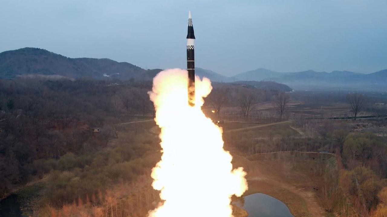 Korea Utara berhasil menguji coba rudal balistik berbahan bakar padat terbarunya yang bernama Hwasong-16B, sebagaimana dilaporkan KCNA, pada Rabu (3/4/2024). Rudal balistik jarak menengah (IRBM) itu mengusung teknologi bahan bakar padat serta dilengkapi h