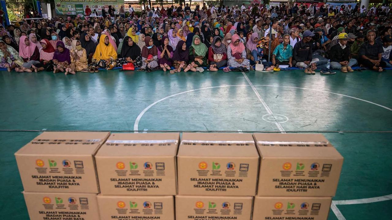 FOTO: Ribuan Warga Surabaya Antre Zakat Mal Rp 500 Ribu per Orang di Masjid Cheng Hoo