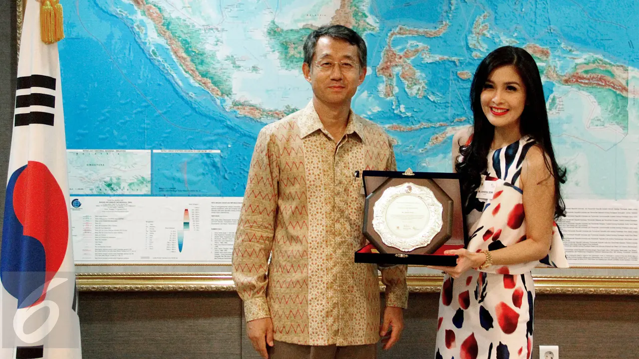 20151210-Sandra Dewi Dapat Penghargaan dari Dubes Korsel-Jakarta