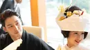 Tidak hanya mengenakan baju pengantin adat Korea, tapi keduanya juga terlihat mengenakan busana khas pengantin Jepang. Shim Hyung Tak dengan kimono hitam, tampil kontras dengan Hirai Saya yang tampil dengan kimono putih. [Foto: Instagram/tak9988]