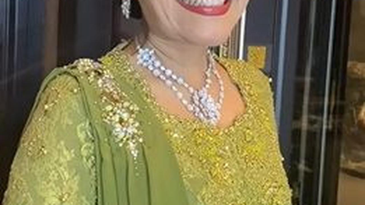 Sementara istri Andika Perkasa, yakni Hetty tampak memakai setelan kebaya berwarna hijau.