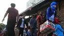 Sejak pagi hingga siang hari, ratusan penumpang masuk ke areal terminal Grogol, Jakarta, Senin (21/7/14. (Liputan6.com/Johan Tallo)