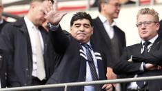 Diego Maradona melambaikan tangan kepada fans saat menyaksikan laga Totenham Hotspur melawan Liverpool di Wembley Stadium, London, (22/10/2017). (Adam DavyPA via AP)