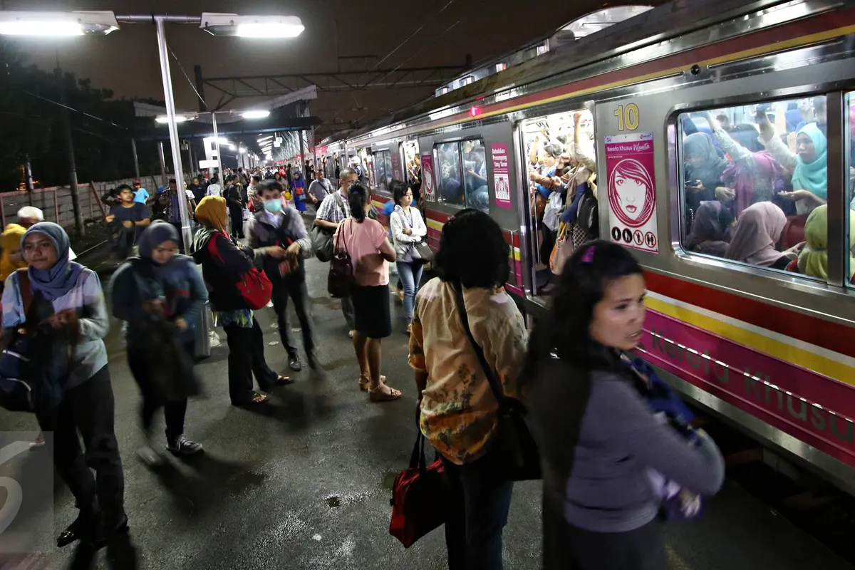 20151124-Penumpang Tetap Berjubel Meski Perjalanan KRL Alami Gangguan-Jakarta