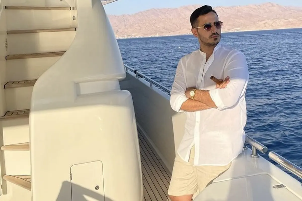 Simon Leviev, tokoh dalam serial Netflix "The Tinder Swindler" yang menipu wanita dan meraup keuntungan hingga ratusan ribu dolar. (Instagram: @simon_leviev_official)