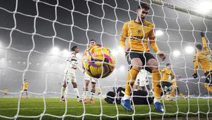 Bola tendangan pojok pemain Wolves, Matheus Cunha masuk ke gawang Manchester United yang dijaga oleh Andre Onana pada laga lanjutan Liga Inggris 2024/2025 yang berlangsung di Molineux Stadium, Wolverhampton, Inggris, Jumat (27/12/2024) WIB. (AP Photo/PA/David Davies)