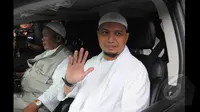 Arifin Ilham berada di dalam mobil usai mendatangi Komisi Pemberantasan Korupsi (KPK), Jakarta, Selasa (27/1/2015). kehadiran Ustadz Arifin Ilham ke KPK sebagai agenda rutin memberikan ceramah kepada seluruh karyawan KPK. (Liputan6.com/Herman Zakharia