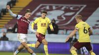 Aksi Jack Grealish selama pertandingan Liga Inggris antara Aston Villa dan Burnley di stadion Villa Park di Birmingham, Inggris, Kamis, 17 Desember 2020. (Molly Darlington / Pool via AP)