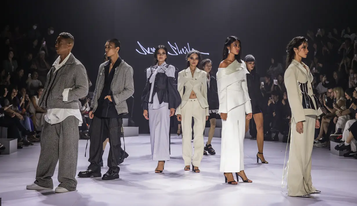 Sophisticated, elegant dan out of the box adalah 3 hal yang ada pada koleksi dari Sean and Sheila. Didominasi dengan warna netral, keseluruhan koleksi dibalut dalam pola deconstructive yang patut diacungi jempol.  [Foto: dok Plaza Indonesia]