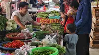 Kepala BPS DKI Jakarta, Nurul Hasanudin dalam rilisnya pada 1 Juli 2025 mengatakan berdasarkan kelompok pengeluaran, makanan minuman dan tembakau menjadi penyumbang inflasi terbesar dengan andil 0,09 persen. (Liputan6.com/Angga Yuniar)