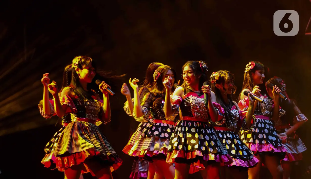 Mereka membuka penampilan dengan lagu 'Karena Kusuka Dirimu' yang bikin penonton bersemangat. (Liputan6.com/Herman Zakharia)