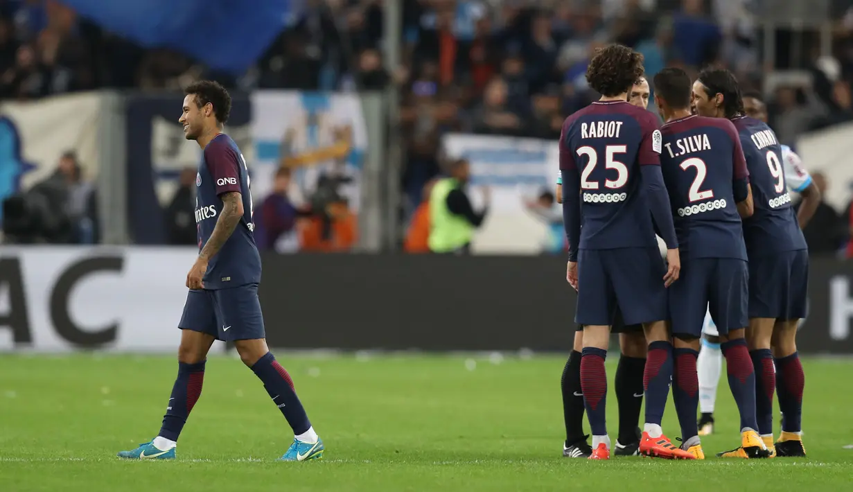 Pemain Paris Saint-Germain, Neymar berjalan di lapangan usai mendapat kartu merah ketika menghadapi Olympique Marseille pada Liga Prancis (Ligue 1) di Stadion Velodrome, Minggu (22/10). PSG ditahan Olympique Marseille 2-2 . (Valery HACHE/AFP)