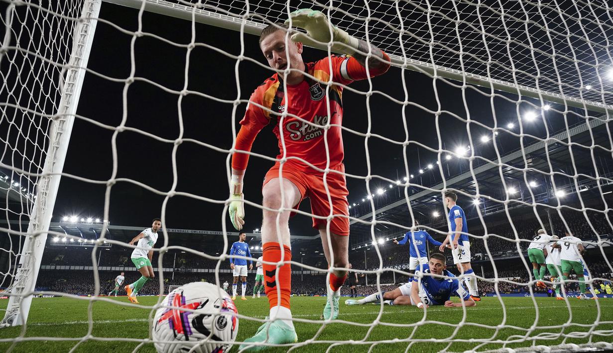 Reaksi kecewa kiper Everton, Jordan Pickford setelah gagal menghalau bola tandukan Joelinton yang berbuah menjadi gol kedua Newcastle United pada laga pekan ke-33 Liga Inggris 2022/2023 di Goodison Park, Liverpool, Jumat (28/04/2023) dini hari WIB. The Magpies sukses menghajar tuan rumah dengan skor 4-1. (AP Photo/Jon Super)