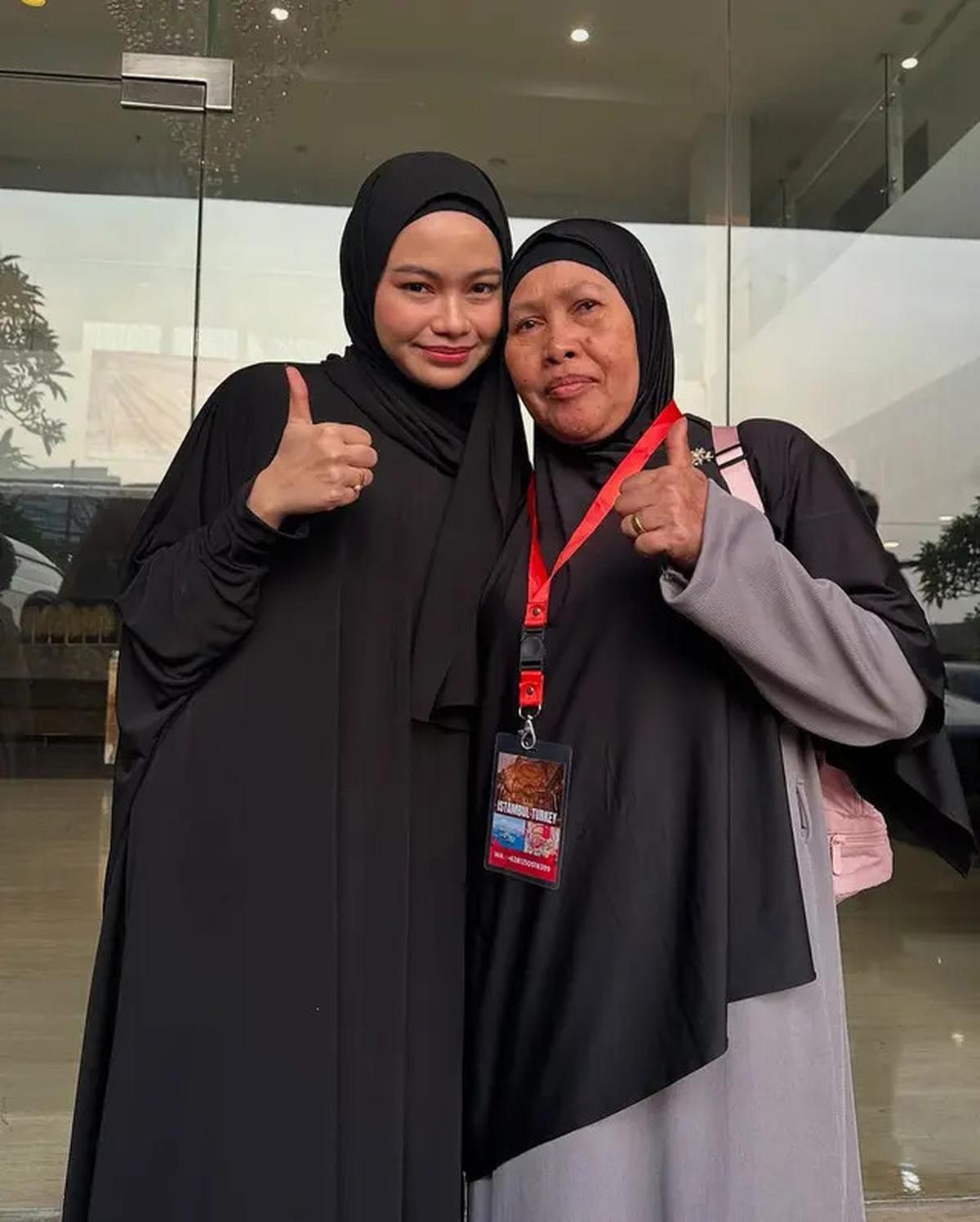 6 Potret Rara LIDA Antar Ibu Berangkat Haji, Perpisahan di Bandara Penuh Haru
