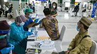 Petugas kesehatan menyuntikan vaksin COVID-19 kepada seorang pemuka agama di Mesjid Istiqlal, Jakarta, Selasa (23/2/2021). Para pemuka agama itu berasal dari seluruh wilayah di Jakarta. vaksinasi akan berlangsung selama dua hari. (Liputan6.com/Faizal Fanani)